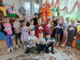 Воспитанники сделали открытки бойцам СВО Воспитанники сделали открытки бойцам СВО.